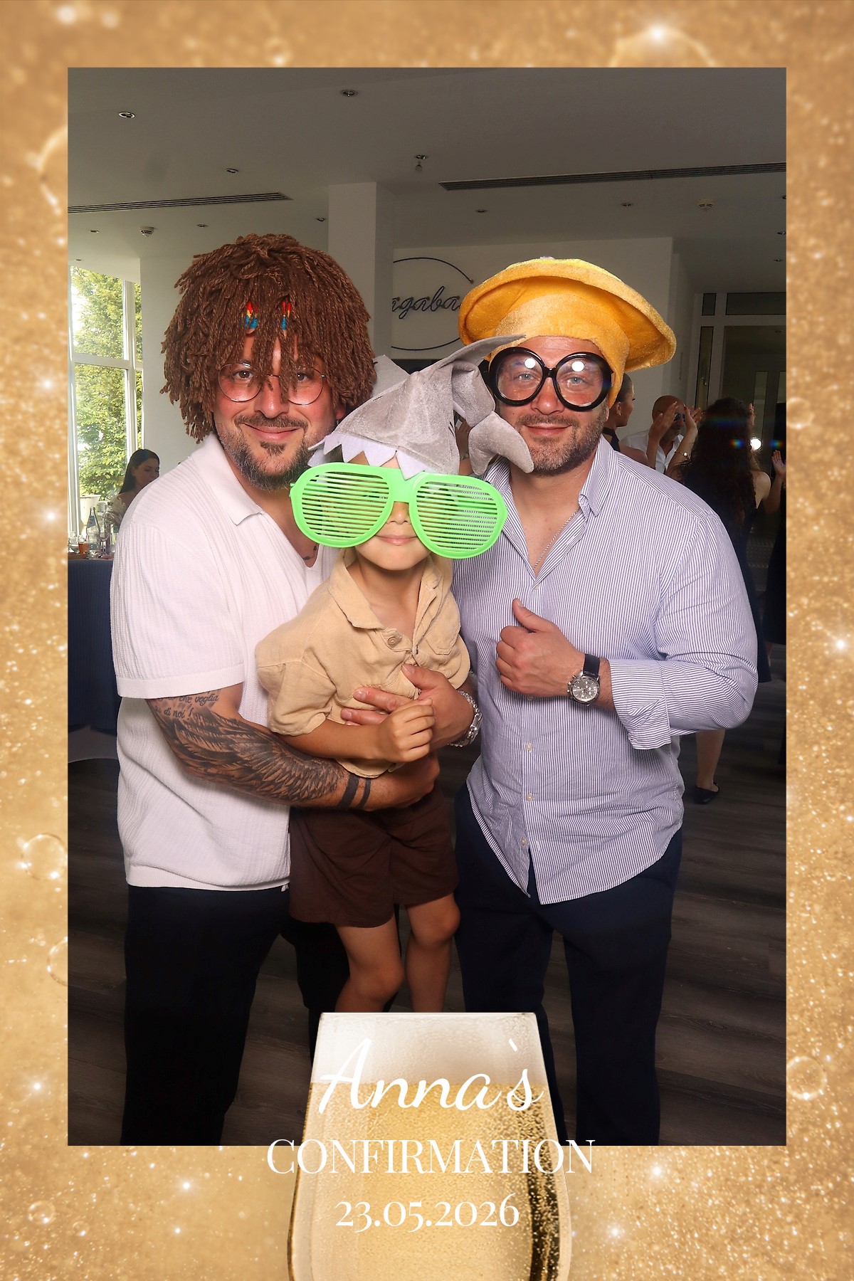 Fotobox mieten Kommunion NRW – lustige Gruppenfotos mit Props zur Konfirmation