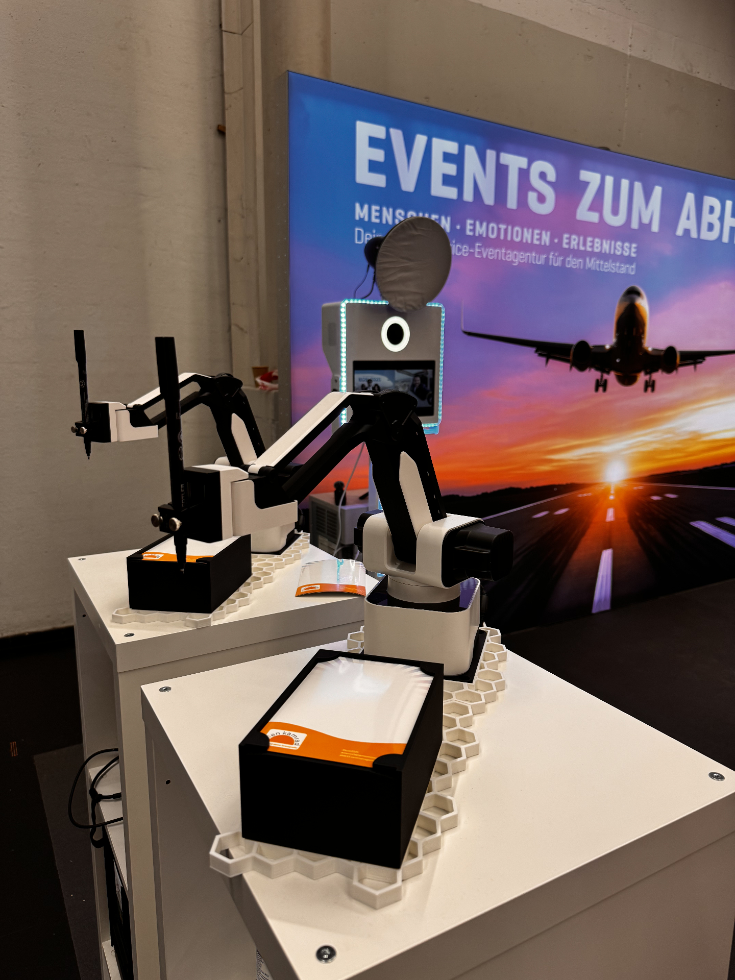 Zeichenroboter mieten in NRW – KI-Roboterarm zeichnet Live-Karikatur eines Gastes auf einem Firmenevent