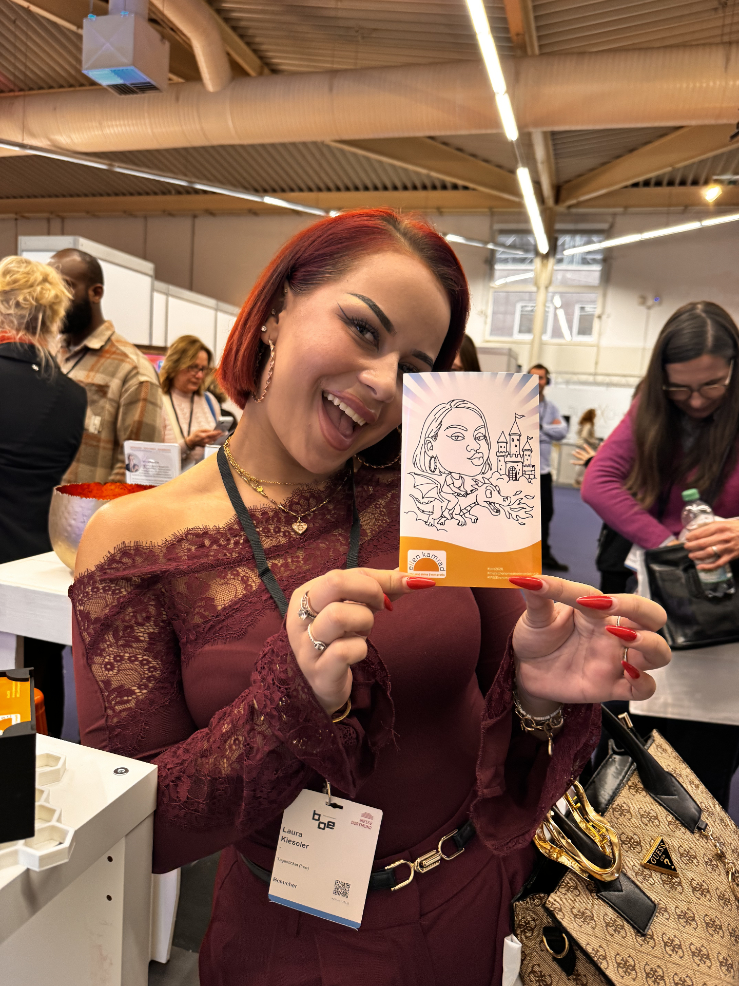 Zeichenroboter mieten Düsseldorf – Roboterarm zeichnet Portrait am Messestand