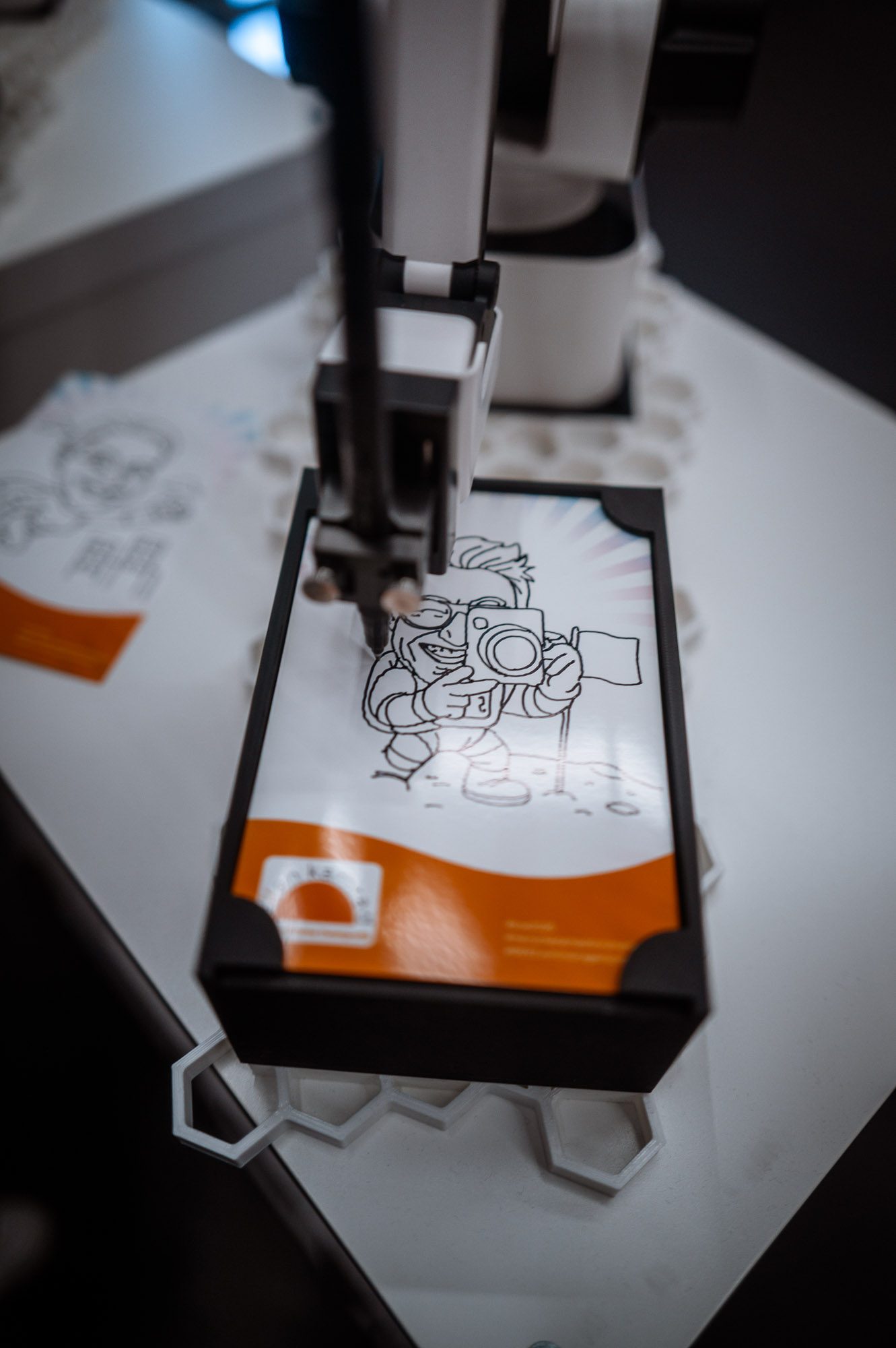 Zeichenroboter mieten Essen – KI-Sketch-Bot zeichnet Gast-Portrait live